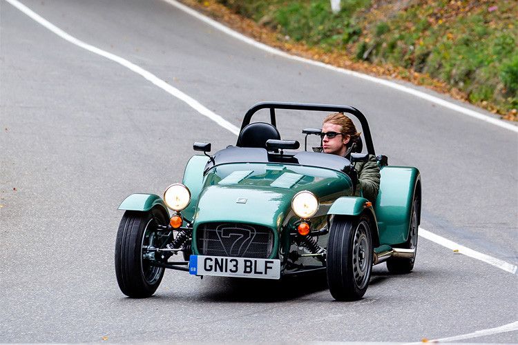 Die Gier nach Höchstgeschwindigkeiten ist dem Seven 165 aber fremd: Bei diesem Auto geht es um das Gefühl für die Fahrbahn und den Spaß in Kurven. Als hätten seine Reifen magnetische Kräfte, klebt der Caterham in der Kurve und erlaubt Geschwindigkeiten, von denen man diesseits des Motorrades nur träumen kann. (Foto: Caterham/Matthew Howell)
