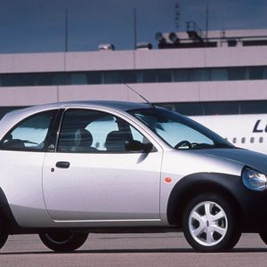 Individualisierung via Sondermodelle: Der Ford Ka verdankte seine Popularität auch vielen preiswerten Editionen, wie dem Ka Lufthansa von 1997. Dieses beinhaltete 10.000 Meilen im Lufthansa Miles-&-More-Programm, Antiblockiersystem, Beifahrerairbag, Klimaanlage, Audiosystem 6000, Zentralverriegelung, elektr. Fensterheber, Ledersitze im Lufthansa Business Class Design (grau mit gelber Paspelierung), Kopfstützen hinten, Ledertürverkleidungen (grau), Lederlenkrad, Lederschaltknauf, B-Säulen-Dekor im Lufthansa-Edition Design und Leichtmetallräder.(Bild:  Ford AG)