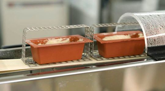 Wie bei einer Modelleisenbahn reihen sich die 30-g-Backformen mit glutenfreien Brotvarianten auf der Mini-Backstraße.(Bild:  Unger+ / Frank Roller)