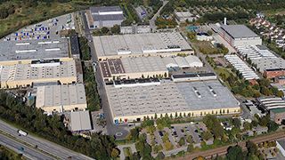 Das Mercedes-Benz-Werk in Hamburg: Mit einer Investition von 500 Millionen Euro soll es zu einem Hightech-Standort für Antriebskomponenten der Elektromobilität werden. (Bild: Daimler AG)