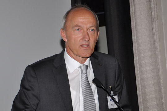 Renaults Kommunikationschef Reinhard Zirpel lobte die große Innovationskraft des Autohauses Hermann. (Wehner)
