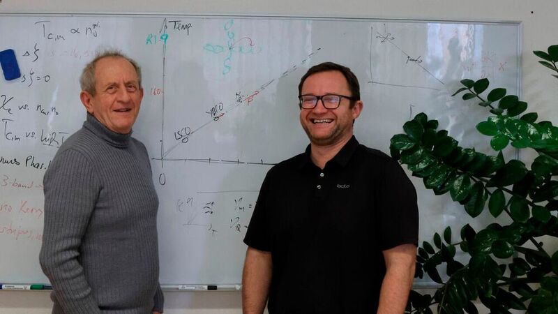 Prof. Dr. Jürgen Haase (links) und Doktorand Michael Jurkutat erforschen supraleitende Kupfer-Sauerstoff-Verbindungen, sogenannte Kuprate, mit der Kernresonanz.