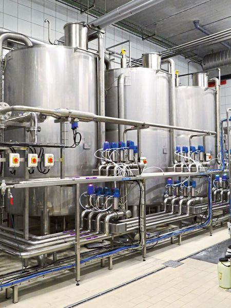 CIP-Anlagen sind für den hygienisch einwandfreien Zustand der Produktion unerlässlich. Vega-Sensoren messen kontinuierlich den Füllstand des Reinigungsmittels zur Reinigung und Sterilisierung der Anlage. (Bild: Vega)