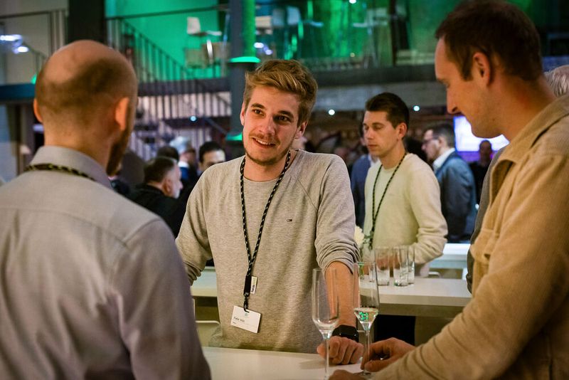 Bei der Abendveranstaltung am Vorabend der Veranstaltung im Maschinenhaus des Bürgerbräus Würzburg kamen bereits zahlreiche Teilnehmer bei gutem Essen und Trinken zusammen. Bereits hier gab es regen Austausch.  (Bild: Stefan Bausewein)