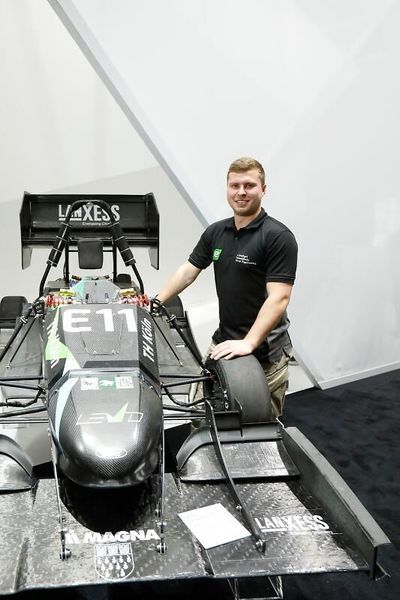 Der elektrische Rennwagen des „eMotorsports Cologne Team“ in (fast) voller Pracht: Nachwuchsingenieure der Technischen Hochschule Köln (TH Köln) haben ihn für die 