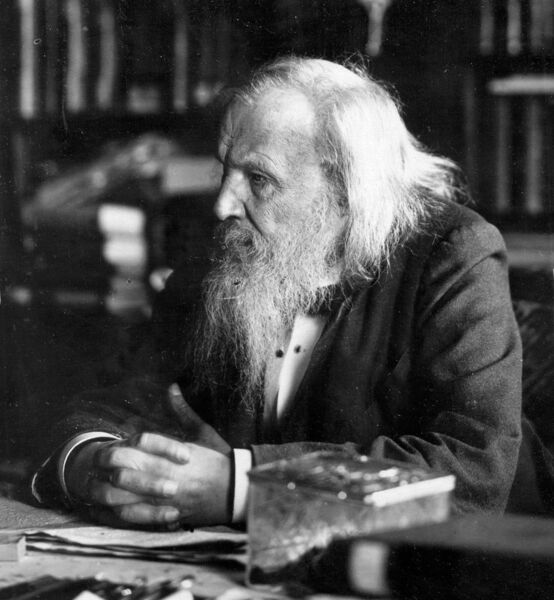 Dmitri Mendelejew im Jahr 1897. Er war mit daran beteilig, die Suche nach einem Zusammenhang zwischen der Atommasse und der chemischen Eigenschaft der Elemente zu klären. Nach ihm ist das Element 101 benannt: Es heißt Mendelevium. (gemeinfrei)