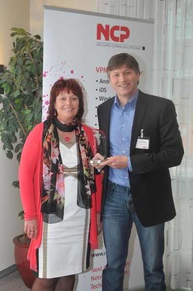 Beate Dietrich (NCP) verleiht den Award „Best Entry Business“ an Ricardo Ritzinger (Also). (NCP)