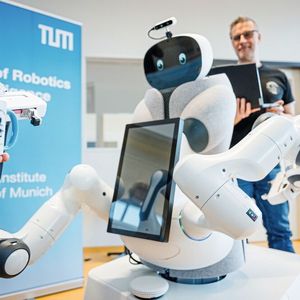 Forschende der Technischen Universität München (TUM) bringen dem neuen Assistenzroboter das Greifen bei. Hinten: Helfried Peyrl.(Bild:  Max Merget)