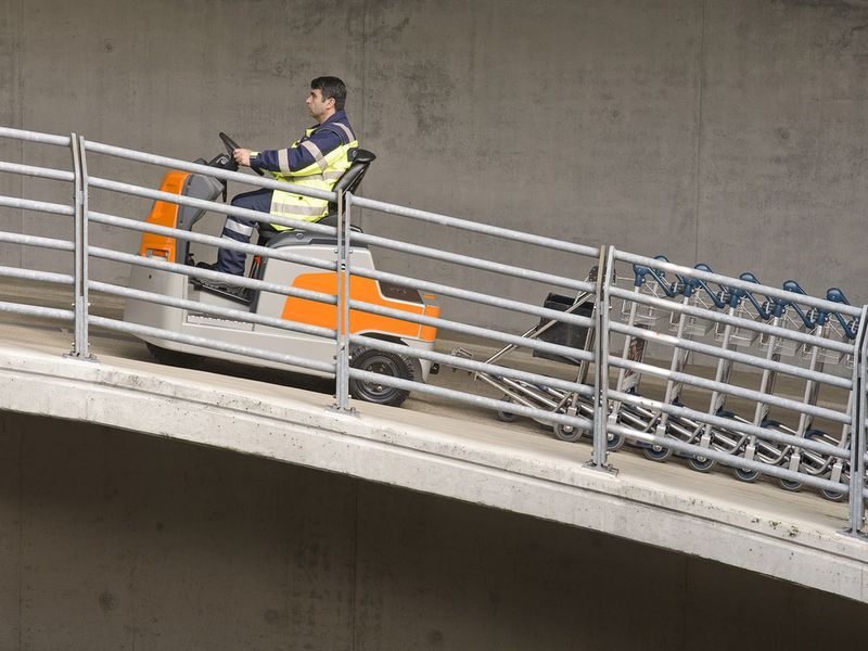 Der Schlepper bewältigt auch große Steigungen. (Bild: Still)