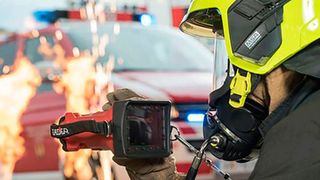 Die Wärmebildkameras der Feuerwehr müssen einiges aushalten. Gerade für die Batterien gelten deshalb besondere Anforderungen. (Jauch Quartz)