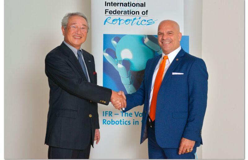 Der neu gewählte IFR Präsident Junji Tsuda (links) zusammen mit dem scheidenden IFR Präsidenten Joe Gemma (IFR)