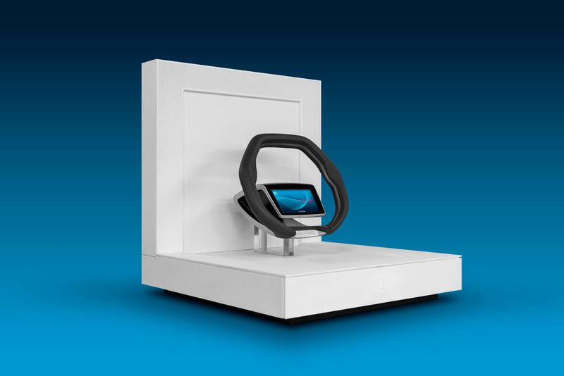 Doch diese Vision ist (noch) Zukunftsmusik. Viel näher ist teilautomatisiertes Fahren: ZF stellt auf der CES ein neues Lenkradkonzept vor, das autonome Fahrfunktionen nach Level 3 und darüber hinaus unterstützen soll. Das System ermöglicht durch ein LCD-Display Gestensteuerung. (ZF Friedrichshafen)