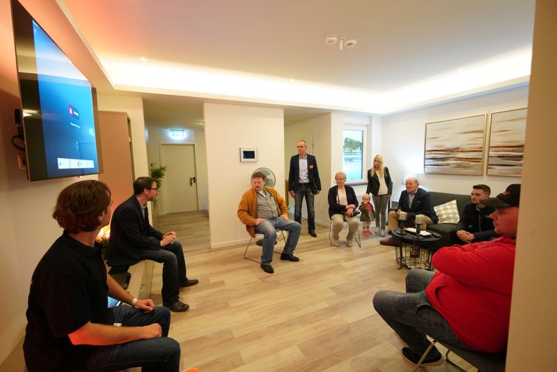 Führung durch die Smart-Home-Wohnung im expert Nordhorn (Eno telecom)