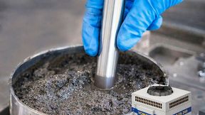 Die Hartmetallpreise explodieren, wie Vomat registriert. Das macht diese Werkstoffe zu strategischen Ressourcen, bei denen es gilt, sie in einem möglichst geschlossenen Werkstoff-Kreislauf zu halten. Vomat-Feinstfiltertechnik könne dabei helfen ... (Bild: Vomat)