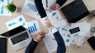 Richtlinien und Normen bestimmen das Beschaffungswesen. Auf dem deutschen Vergaberechtstag werden alle Teilnehmerinnen und Teilnehmer auf den neuesten Stand gebracht. (© motortion - stock.adobe.com)