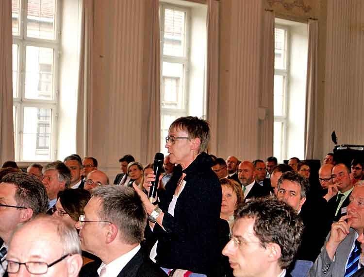 Die Teilnehmer der Podiumsdiskussion blieben nicht unter sich. Auch das Publikum debattierte mit, hier Vitako-Geschäftsführerin Dr. Marianne Wulff (Foto: mk)
