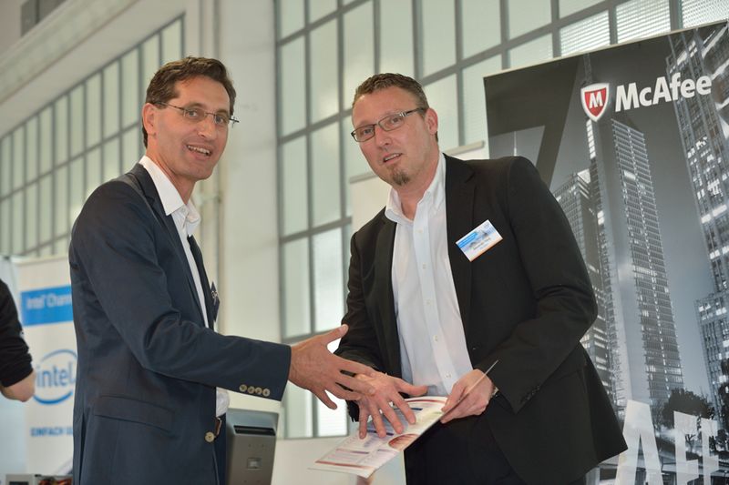 v. l.: Günther Wernhard (Intel) und Alexander Haug (McAfee) gingen die Agenda gemeinsam durch. (Intel)
