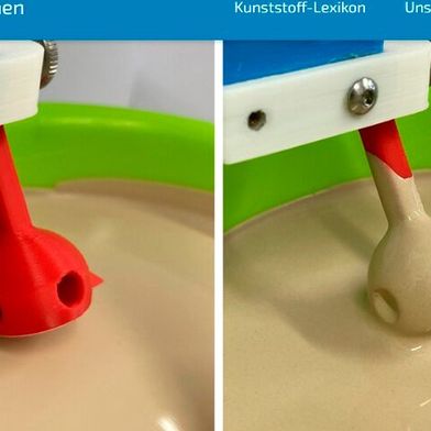 Hier sieht man, wie ein per Fused Layer Building (FLM) hergestelltes Kunststoffteil am SKZ in Würzburg in einen sogenannten keramischen Schlicker getaucht wird. Diese Hülle wird später hart und hilft dabei, die mechanischen Eigenschaften des Teils zu verbessern ... (Bild: SKZ / Dr. A. Stein)