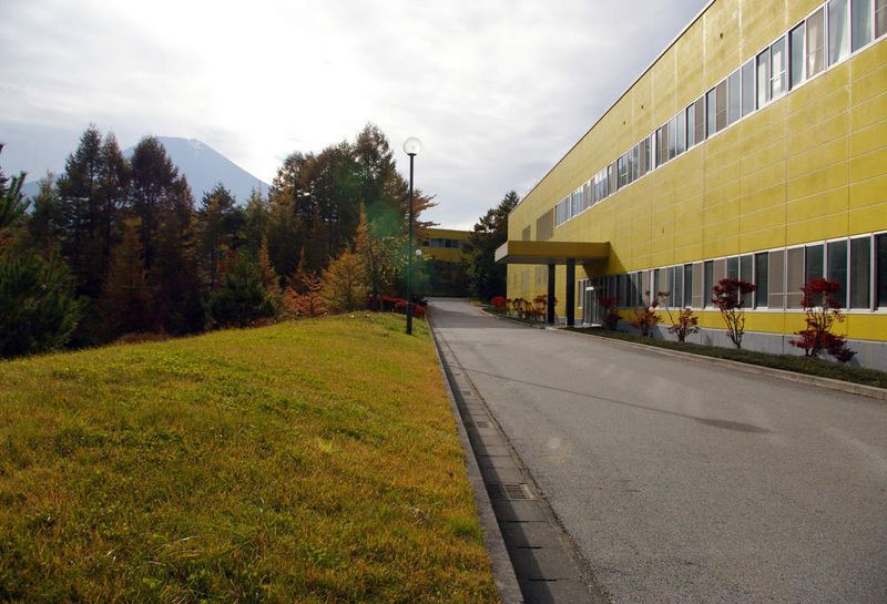Das Gelände mit dem Headquarter und den Fabrikationshallen von Fanuc Ltd. liegt am Fuße des Mount Fuji und hat eine Fläche von rund 1,4 Mio. m². Bild: Kroh (Archiv: Vogel Business Media)