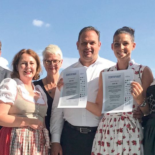 Brigitte Behrens (2.v.li.) und Thomas Marek vom Zertifizierungskreis übergaben die Auszeichungen an  Elke Guth-Wenk (li.) und Beatrice Sauter (re.) von Audi.(Bild:  Audi)