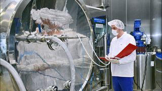 Genrikahersteller Salutas stellt feste perorale Arzneimittel her, darunter auch in Sonderproduktion hergestellte hochwirksame Präparate zur Anwendung in der Krebstherapie. Rund 300 pharmazeutische Wirkstoffe werden zu 10 000 verschiedenen Endprodukten verarbeitet. Im Bild: ein Wirbelschichtgranulator.  (Bild: Salutas)