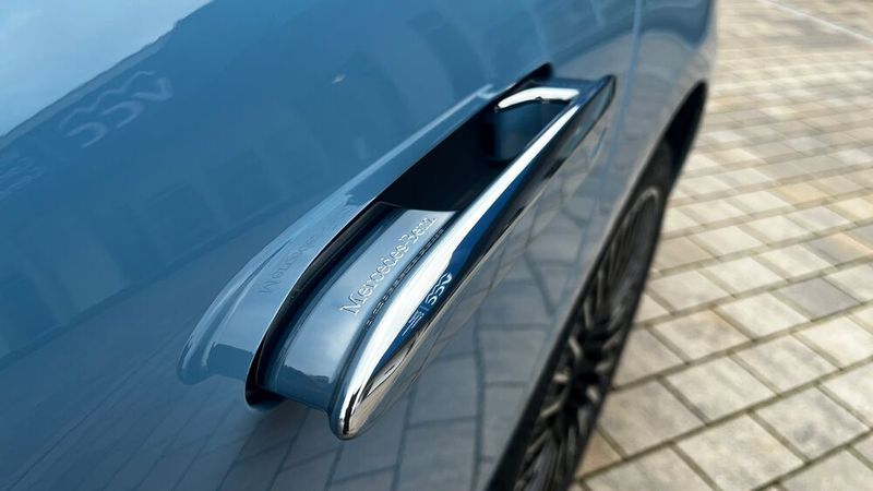 3. Die Türgriffe: ... haben passend zur Länge der Limousine XL-Format und fahren wie Bügel parallel rein und raus. Sie lassen sich angenehmer greifen als Griffe, die schräg ausgeklappt werden. (Bild: Simon – VCG)