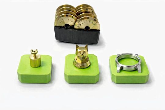 Flexibel: Zum sicheren Aufnehmen unterschiedlicher Bauteile auf den Kettenmagazinen fertigt Benzinger im 3D-Druckverfahren individuell ausgelegte Werkstückträger.(Bild:  Carl Benzinger GmbH)