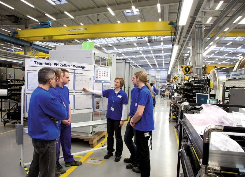 Siemens Nürnberg: Täglicher Statusdialog vor einer Teamtafel.  (Bild: Siemens)