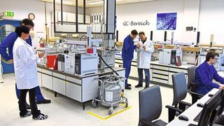 Abb. 1: Die GC-Abteilung des Ecology-Labors von Dow in Stade spiegelt den hohen Automatisierungsgrad der Umweltanalytik des Konzerns am Standort wider. (Guido Deußing)