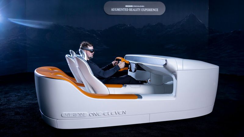 Mit einer „Magic Leap 2 Augmented Reality“-Brille wird sich künftig niemand als Fahrer in ein Auto setzen. Vielleicht gibt es aber irgendwann Kontaktlinsen, in den sich vor den Augen des Trägers ähnliche 3D-Welten entfalten. (Bild: Mercedes-Benz)