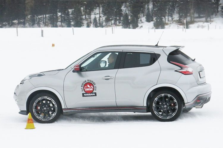 Die Traktion stimmt – nur wenn der Schnee nicht festgefahren ist und die Bodenplatten der Allradler auf dem mehr oder weniger lockeren Weiß „aufschwimmen“, ist es vorbei mit dem Vortrieb. (Foto: Nissan)