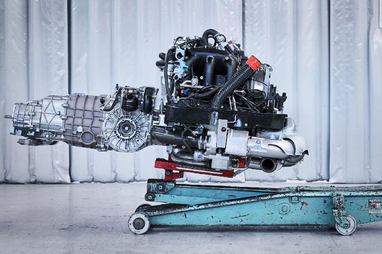 ... an das Herzstück des 993 ging. Der 3,6 Liter großen Biturbo-Motor in der damals höchsten Leistungsstufe von 331 kW (450 PS) war der letzte luftgekühlte Porsche-Motor. Er kam für das Projekt, wie Schaltgetriebe und Allradantrieb, direkt aus dem Neuteileregal. (Bild: Porsche)