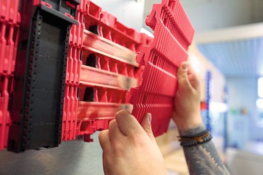 The rails are securely seated in the board without holder planning—with touch protection up to IP 2XB or IP 3X.(Image: Rittal)