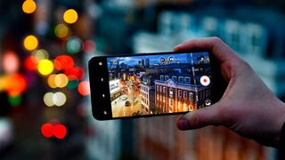 Die Qualität von Nachtaufnahmen soll beim TCL Plex zusätzlich durch das Einstellen des „Super-Nachtmodus” verbessert werden können. (TCL)