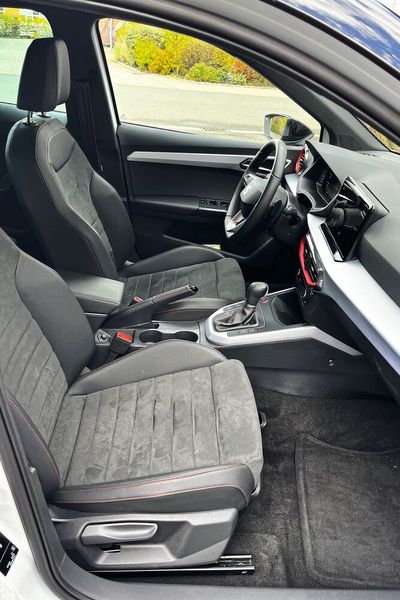 Ebenfalls Bestandteils der FR-Version sind sehr bequeme Sportsitze. Diese beinhaltet außerdem einen schwarzen Himmel (macht den Innenraum „schön“ schummrig), ein Lederlenkrad und ein aus demselben Material bestehenden Schaltknauf. Großen Zeitgenossen mit entsprechend weit nach hinten geschobenem Sitz kommt die B-Säule am Kopf recht nahe. (Bild: Simon – VCG)