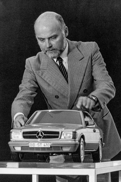 Eingeführt wurden die im Volksmund „Sacco-Bretter“ genannten Planken 1979 mit der Baureihe W 126. Zu dieser Zeit waren die meisten Fahrzeuge noch mit massiven, meist verchromten Stoßstangen ausgestattet. Waren die beim W 126 als Stoßstangen eingesetzten Kunststoffschürzen schon gewöhnungsbedürftig, fielen seitliche Kunststoffschürzen noch gewöhnungsbedürftiger aus. So wurde der Begriff „Sacco-Bretter“ anfangs eher spöttisch gebraucht.  (Bild: Mercedes-Benz AG)