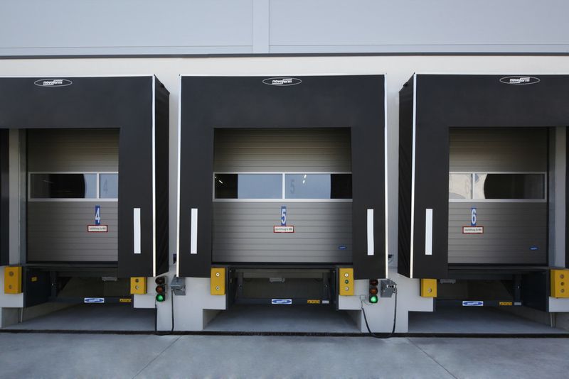 Maßgeschneiderte Verladetechnik im System: 3 m × 3 m große, wärmegedämmte Verladetore mit seitlicher Torabdichtung und rückfederndem Aluminiumvorbau. (Bild: Novoferm)