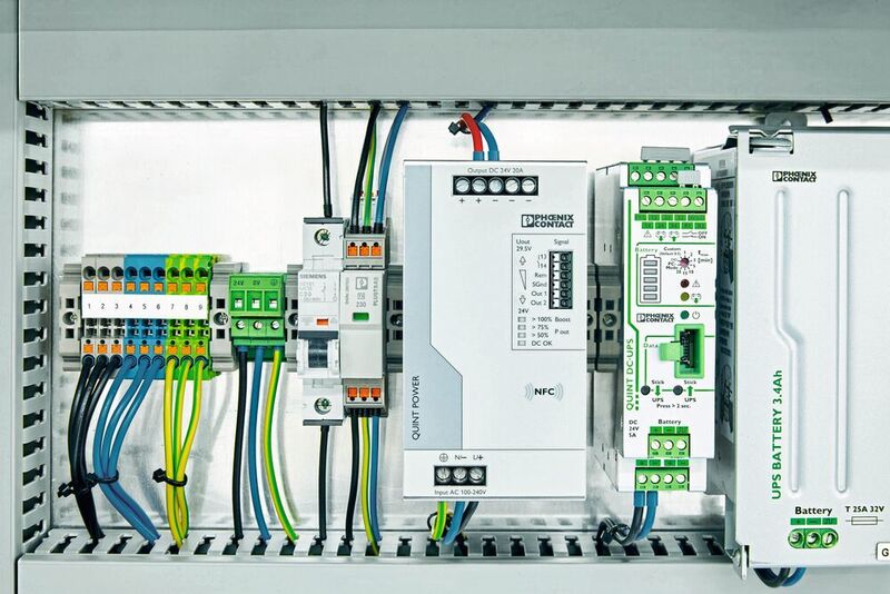 Bild 3: Das erste SPD mit Push-in-Anschlusstechnik für die Stromversorgung: Plugtrab SEC schützt die Stromversorgung Quint Power bei hohen Überspannungsbelastungen. (Phoenix Contact)