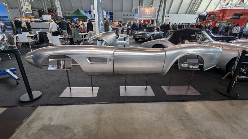 Künstler ihres Fachs sind die Mitarbeiter der Firma Martelleria. Sie fertigen alles Mögliche aus Blech – auch Oldtimerkarosserien und Bleche für diese. (Bild: Dominsky – VCG)