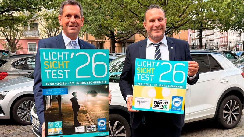 Ministerpräsident Olaf Lies (l.) gab gemeinsam mit Oliver Schatta MdL und Mitglied im Vorstand des Landesinnungsverbandes Niedersachsen den Startschuss mit dem aktuellen Plakat und der neuen Plakette für den Licht-Sicht-Test 2026. (Bild: df)