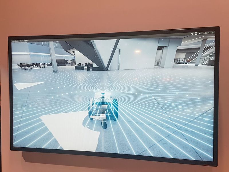 Virtuelles Modell eines autonomen Roboters (Bildschirm links). In der Simulation lässt sich das Wahrnehmungs- und Wegfindungsmodell des geplanten autonomen Roboters trainieren und testen. Funktionalitäten wie Sensorik oder Kommunikation lassen sich durch die direkte Integration ins SDK schnell in die Simulation übernehmen.  (Sebastian Gerstl)