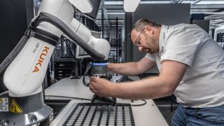 Im Gegensatz zu klassischen Industrierobotern werden Cobots eingesetzt, um menschliche Arbeit zu ergänzen. Im Bild zu sehen ist ein LBR iisy von Kuka. (Bild: Kuka)