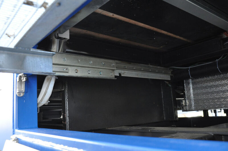 Der Vollauszug Telescopic Rail DS aus der Telescopic Line im eingebauten Zustand: Eine Führungsschiene ist am Brandcontainer befestigt, das bewegliche Element trägt die Treppe. (Bild: Rollon)