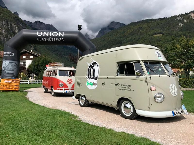 Die Ausfahrten am Steuer eines Original-T1 sind ein Highlight für jeden Auto-Interessierten. (Bild: GETTYGO GmbH)
