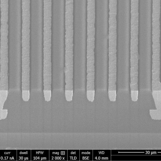 Zweischichtige Materialprobe, die mit dem Shin-Etsu-Dual-Damascene-Verfahren bearbeitet wurde (Querschnittsansicht).(Bild:  Business Wire)