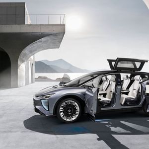 Auffällig am SUV-artigen Sechssitzer sind die entgegen der Fahrtrichtung öffnenden, zweiteiligen Fondtüren.(Bild:  Human Horizons)