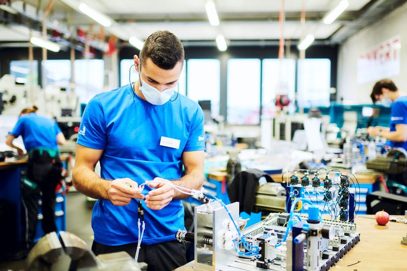 Mauro Schwegler, Polymechaniker/in EFZ, Automation. (Bild: © Manu Friederich)