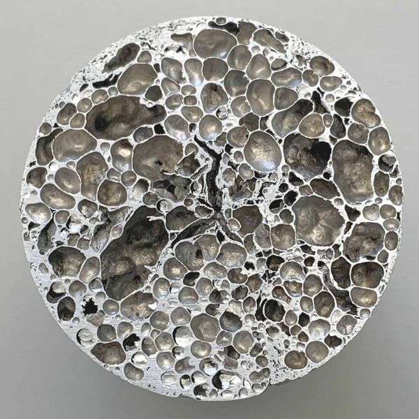 ...wie bei der Herstellung aus verdüstem Pulver, der konventionellen Herstellungsroute aus Neumaterial. (Bild: Fraunhofer IWU)