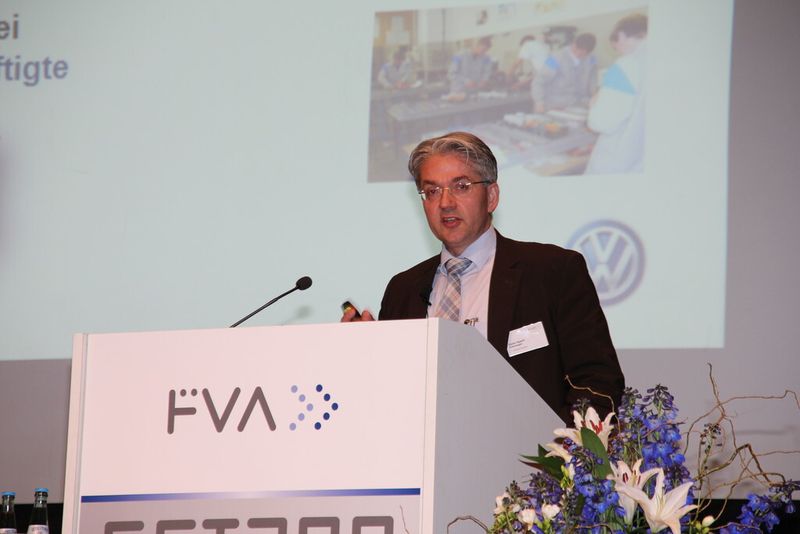 Dieter Appelt, Volkswagen AG, gewährte Einblicke in die moderne automotive Getriebeproduktion. (Bild: Sonnenberg)