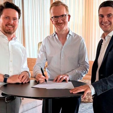 Freuen sich über die zukünftige Partnerschaft (vlnr.): Oliver Adrian, COO & CRO Chargecloud, Christian Hahn, CEO Hubject und Markus Bach, CEO & CTO Chargecloud.. 
 (Bild: ChargeCloud)